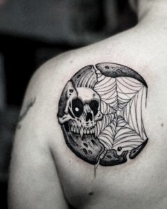 tatoueur saint etienne tattoo lune dark