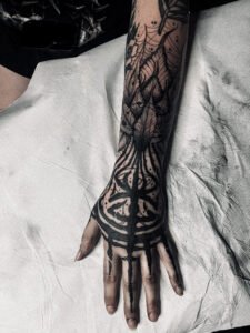 tatoueur saint etienne tattoo main ornemental